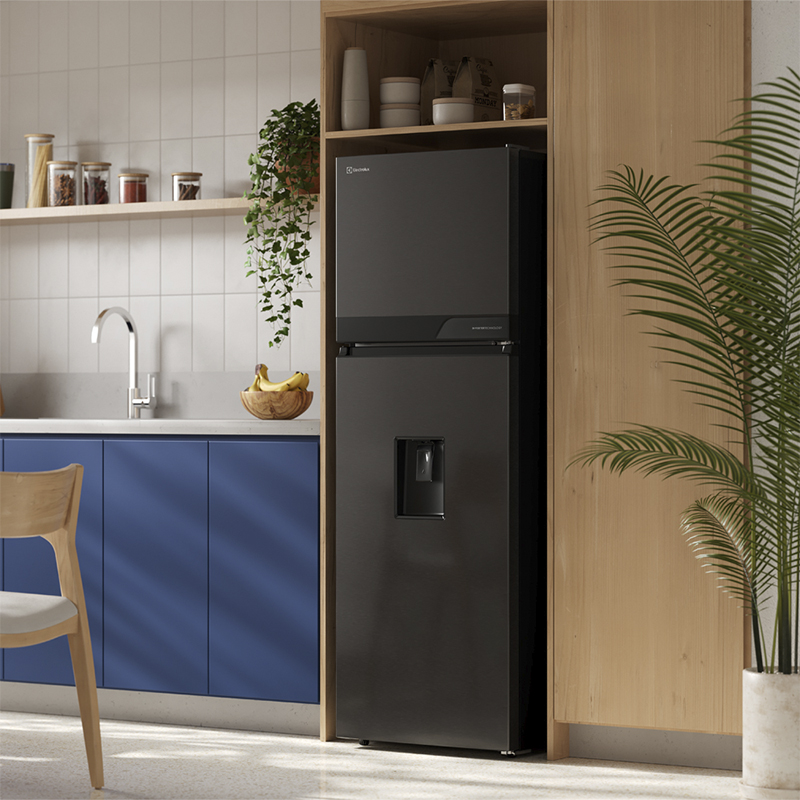 Refrigeradora 236 Litros Inverter con Dispensador de Agua No Frost Negra Electrolux