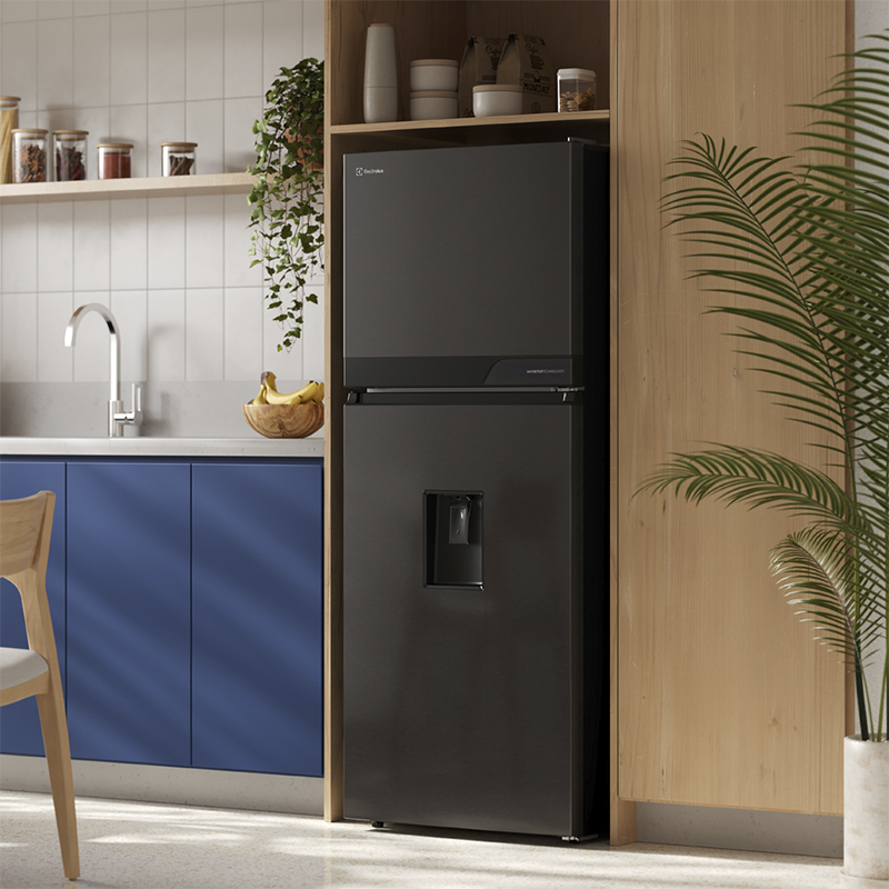 Refrigeradora 288 Litros Inverter con Dispensador de Agua No Frost Negra Electrolux